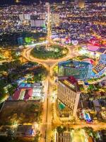 vista panorámica costera de vung tau desde arriba, con rotonda de tráfico, casa, memorial de guerra de vietnam en vietnam. fotografía de larga exposición en la noche. foto