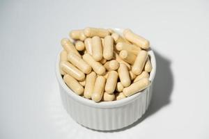 píldora de vitaminas, cápsula de hierbas, suplemento nutricional. foto