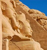 cerca de rameses ii en el templo de abu simbel foto