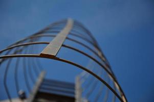 una escalera en un silo foto