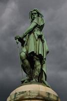 la emblemática estatua de vincingetorix de alesia, borgoña francia foto