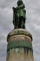 la emblemática estatua de vincingetorix de alesia, borgoña francia foto