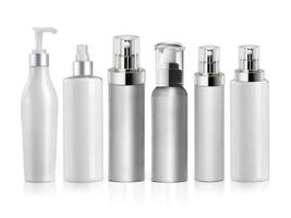 Establecer envases de botellas cosméticas en blanco sobre fondo blanco. foto