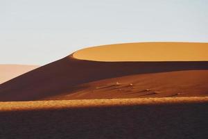 arena de color más frío. vista majestuosa de paisajes asombrosos en el desierto africano foto