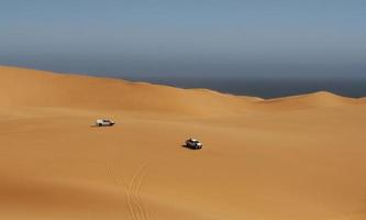 coche en los desiertos de áfrica, namibia foto