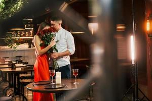 de pie con flores. pareja romántica cenar en el restaurante foto