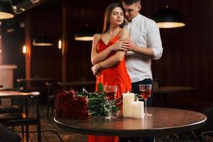 dos personas de pie juntas. pareja romántica cenar en el restaurante foto