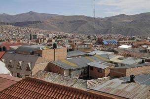 vistas a potosi, bolivia, con montañas al fondo foto