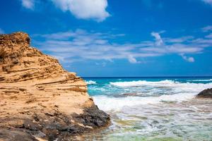 fondo de pantalla de mar y rocas foto