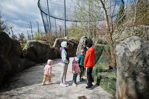 madre con cuatro hijos en el zoológico de aves. foto