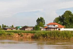 casa residencial ubicada en las orillas de la erosión del suelo. foto