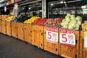 ramat gan, israel, 8 de mayo. mercado de frutas y verduras en la calle foto