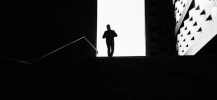 hombre yendo en blanco y negro foto