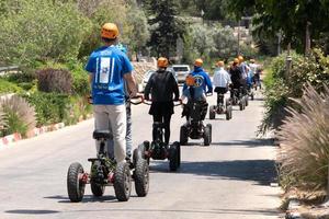 jerusalén, israel, 23 de mayo de 2022. adolescentes conduciendo en electro electorquadrocycles foto