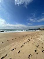 una hermosa playa de arena amarilla. foto