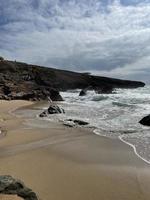 una hermosa playa de arena amarilla. foto