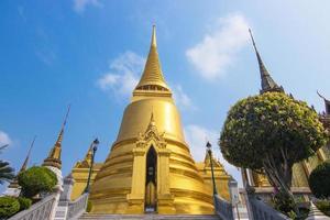 arte de la arquitectura pagoda dorada en wat phra kaew bangkok tailandia, puntos de referencia de viaje de tailandia foto