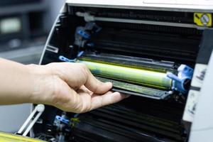 Técnicos que reemplazan el tóner en el concepto de impresora láser Reparación de suministros de oficina foto