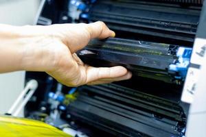 Técnicos que reemplazan el tóner en el concepto de impresora láser Reparación de suministros de oficina foto