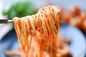 espaguetis a la boloñesa pasta italiana en el restaurante comida italiana y concepto de menú - espaguetis en tenedor foto