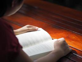 las mujeres leen un libro sobre la mesa foto