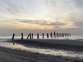 puesta de sol sobre la vista de la playa foto