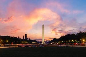 monumento a washington en el centro comercial nacional por la noche. washington dc ee.uu. foto