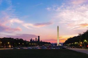 monumento a washington en el centro comercial nacional por la noche. washington dc ee.uu. foto