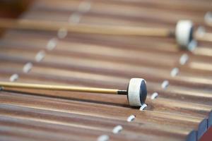 Primer plano de un antiguo instrumento de música tailandés, un xilófono de madera clásico vintage foto