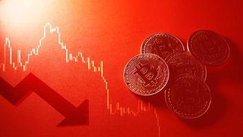 moneda criptográfica bitcoin aislada sobre fondo rojo. concepto de mercado rojo. foto