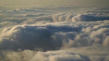8k mar de nubes desde el pico de la montaña video