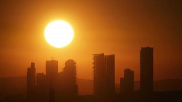 8k wolkenloze zonsondergang door wolkenkrabbers in de stad video