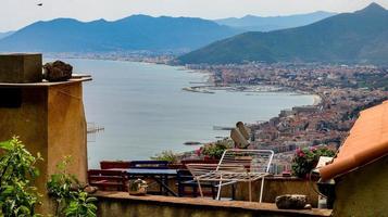 paisaje del hermoso pueblo de borgio verezzi, en el oeste de liguria, en un espléndido día de primavera en 2022 foto