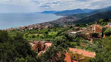 paisaje del hermoso pueblo de borgio verezzi, en el oeste de liguria, en un espléndido día de primavera en 2022 foto