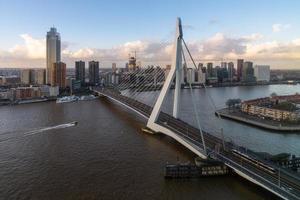 rotterdam, países bajos, 2021 - vista del horizonte de rotterdam, países bajos y el puente erasmus foto