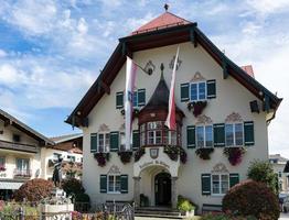 st gilgen, austria, 2017. edificio del ayuntamiento en st. gilgen foto