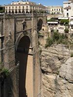 rronda, andalucia, españa, 2014. vista del nuevo puente en ronda españa el 8 de mayo de 2014. personas no identificadas. foto