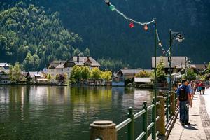 hallstatt, austria, 2017. un día soleado junto al lago en hallstatt foto