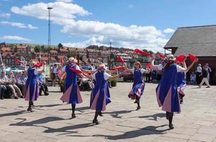 Whitby, North Yorkshire, Reino Unido, 2010. Mujeres morris bailando en Whitby foto