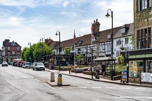 east grinstead, west sussex, reino unido, 2022. vista de la calle principal en east grinstead el 17 de junio de 2022. personas no identificadas foto