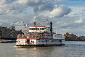 Londres, Reino Unido, 2014. The Dixie Queen navegando por el río Támesis foto