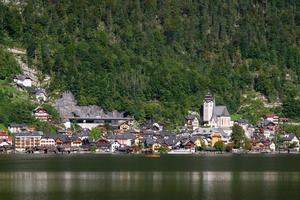 hallstatt, austria, 2017. vista de hallstatt desde el lago hallstatt foto