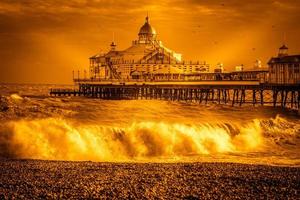 vista del muelle de eastbourne en east sussex el 7 de enero de 2018. personas no identificadas foto