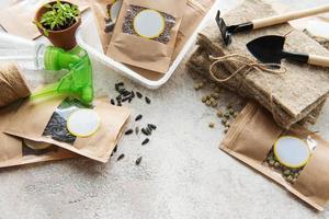 semillas microverdes en bolsas de papel y equipo para sembrar microverdes. foto