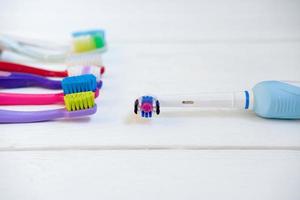 cepillos de dientes manuales y cepillos de dientes eléctricos. foto