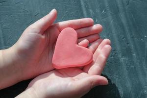 manos de niña sosteniendo corazón rojo, foto