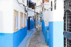 calle en kasbah de los udayas en rabat, marruecos foto