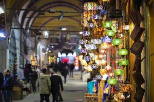 coloridos farolillos turcos en estambul, turquía foto