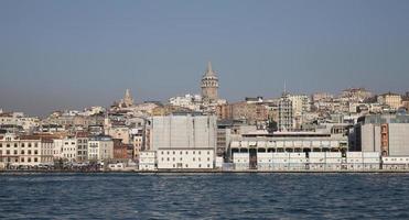 torre de galata en el distrito de karakoy, estambul, turquía foto