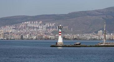 faro en el golfo de izmir, turquía foto